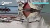"Туалет поплыл, мы на крыше с Ваней": паводок в России дошел до Западной Сибири