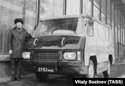 НИИАТ-А923, прототип электрического фургона советского производства, 1974 год. Конструкция машины оказалась чрезвычайно тяжелой и обладала массой технических недостатков, которые было трудно преодолеть с помощью аккумуляторных технологий того времени
