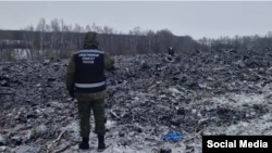 Следователи и криминалисты работают на месте крушения Ил-76 в Белгородской области
