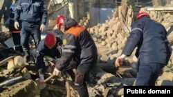Спасатели разбирают завалы на месте взрыва в мебельном цехе в Баку