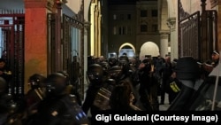 Полицейские возле парламента Грузии, Тбилиси, 15 апреля