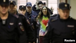 Художница и музыкантка Саша Скочиленко под конвоем полиции в суде. Скочиленко получила 7 лет колонии за антивоенные ценники