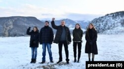 Ильхам Алиев с женой, дочерьми Лейлой и Арзу и сыном Гейдаром во время поездки в Шушу. Декабрь 2021 года