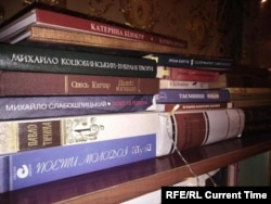 Книги на украинском языке в домашней библиотеке Дарьи