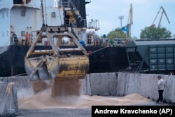 Погрузка зерна в порту Измаила, Украина, апрель 2023 года. Фото: AP