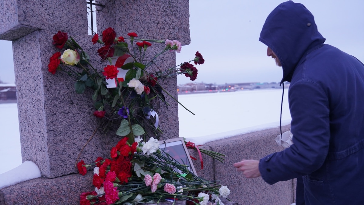 В Петербурге шестерым арестованным за возложение цветов в память о  Навальном вручили повестки в военкомат – 