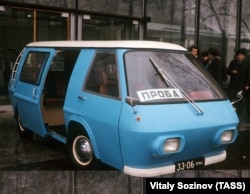 Прототип микроавтобуса ET-800 "Электра" на выставке в Москве в январе 1974 года. Гибрид эстонского производства был сделан из легких панелей из стекловолокна и мог развивать скорость 60 километров в час на электрическом двигателе до переключения на двигатель внутреннего сгорания