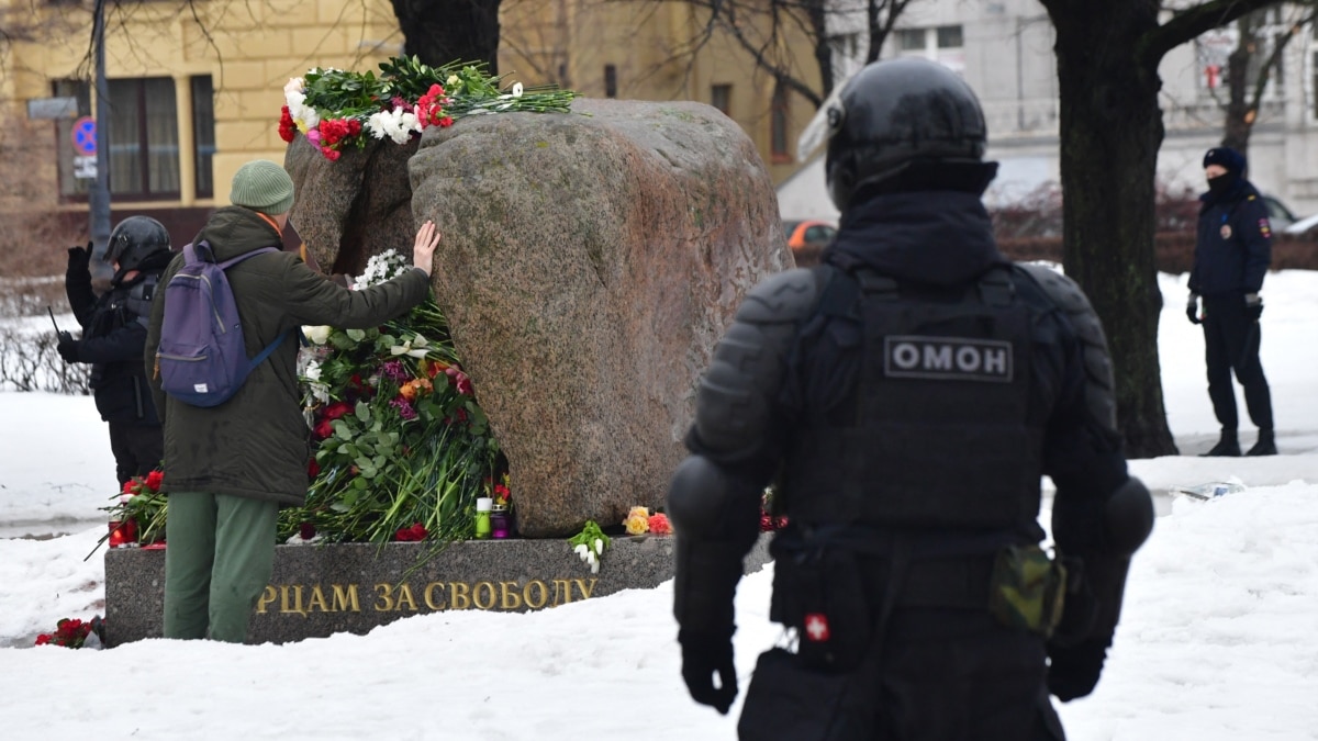 Силовики сломали ребра жителю Сургута за возложение цветов в память о  Навальном: СК и суд бездействуют в ответ на его жалобы