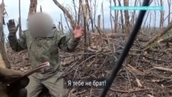 "Брат, нас посадят?" "Я тебе не брат!" Украинские военные идут в наступление под Бахмутом и берут в плен россиянина, кадры Марьяна Кушнира