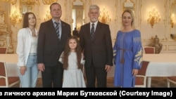 Полина с мамой во время встречи с президентом Петером Павелом