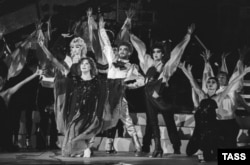 Алла Пугачева на сцене "Олимпийского" в 1984 году. Фото: ТАСС