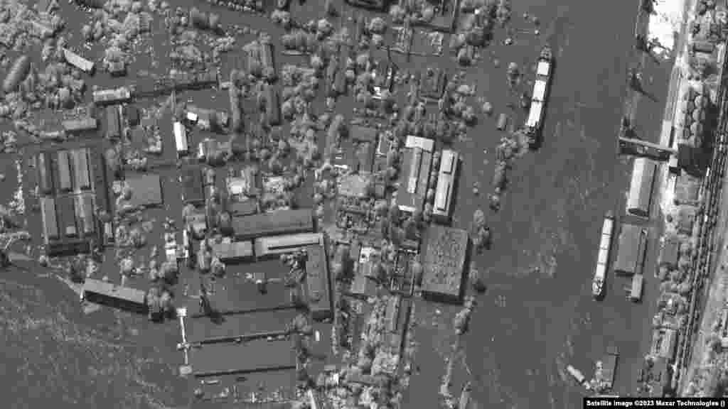 Портовые сооружения Херсона и промышленная зона города до и после затопления. Херсонский речной порт &ndash;крупный транспортный узел для речного, морского, железнодорожного и автомобильного транспорта. Это единственный речной порт Днепра с круглогодичной навигацией