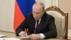 Путин подписал закон о лишении приобретенного гражданства за военные "фейки" и "дискредитацию" армии России