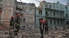 Cпасатели возле разрушенных в результате российской ракетной атаки жилых домов в Одессе. 23 июля 2023 года. Фото: Reuters