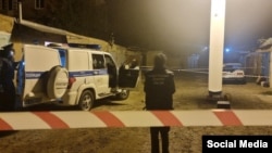 На месте инцидента в Карачаевске, в результате которого погибли двое полицейских, работают следователи