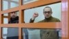 Двух участников антивоенной акции, бросивших "коктейль Молотова" в автозак, приговорили к восьми и десяти годам лишения свободы