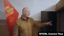 Сандер Кукк показывает "шкаф" в бывшей Батарейной тюрьме, в который запирали заключенных
