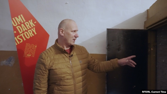 Сандер Кукк показывает "шкаф" в бывшей Батарейной тюрьме, в который запирали заключенных