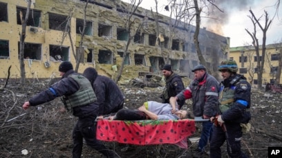 малолетка переодевается Снимок мариупольского роддома Евгения Малолетки признали фотографией года  по версии World Press Photo