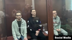 Кирилл Суханов, Тамерлан Бигаев и Ариан Романовский в зале суда