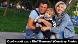 Юлия Волкова с сыном и мужем