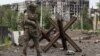 Военнослужащий частной военной компании (ЧВК) "Вагнер" на одной из улиц Бахмута