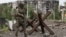 Военнослужащий частной военной компании (ЧВК) "Вагнер" на одной из улиц Бахмута