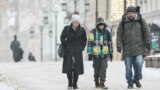 Прохожие на Кузнецком Мосту в Москве, февраль 2023 года. Фото: ТАСС