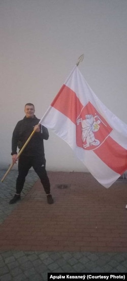Артем Ковалев с БЧБ-флагом в Варшаве