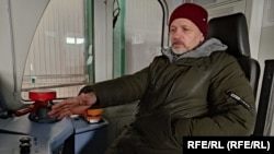 Петр Ощепков в кабине электровоза