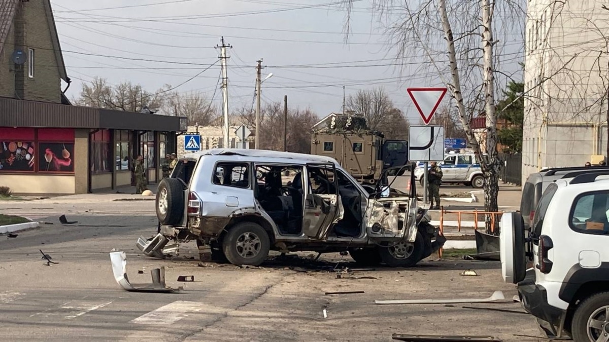 В оккупированном РФ Старобельске при взрыве машины погиб замглавы центра по  обслуживанию образовательных организаций так называемой 