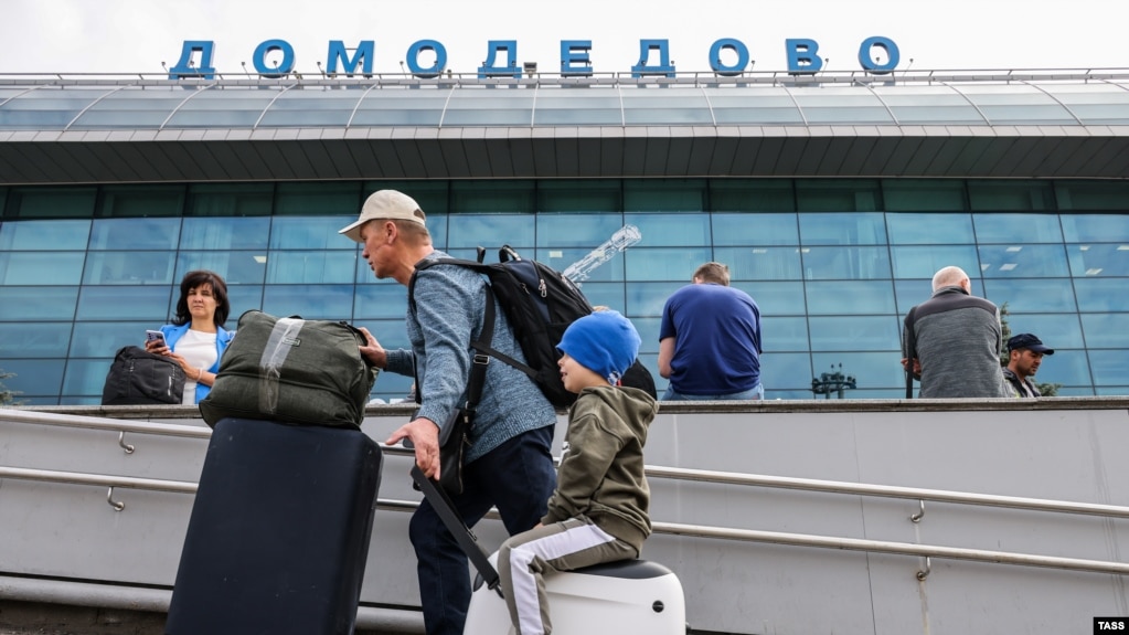 40 шаҳрванди Исроил дар Фурудгоҳи Домодедово ҳангоми парвоз ба Маскав чанд соат боздошт шуданд