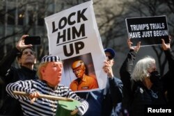 Участники акции против Дональда Трампа возле суда на Манхэттене, 4 апреля 2023 года. Фото: Reuters