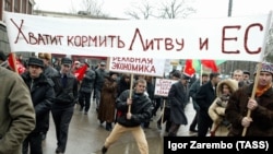 В Калининграде фермеры митингуют против импорта в область муки из стран Евросоюза, 22 января 2005 года, фото ТАСС