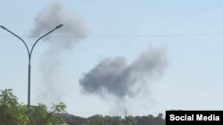 Дым от взрывов в районе аэропорта Бердянска