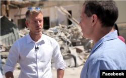 Петер Мадьяр в Киеве рядом с разрушенной больницей Охматдет, июль 2024 года