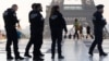 Офицеры французской национальной полиции перед Эйфелевой башней после установки на ней олимпийских колец к предстоящим Играм 2024 года в Париже, 7 июня 2024 года, фото AFP