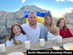 Сергей Викарчук с семьей