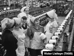 Члены комсомольско-молодежной бригады мотального цеха Даугавпилсского завода химического волокна имени Ленинского комсомола, 1 сентября 1976 года, фото ТАСС