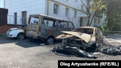 Сгоревшие машины у жилых домов