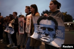 Демонстрация возле посольства России в Риме после смерти Алексея Навального, Италия, 16 февраля 2024 года. Фото Рейтерс