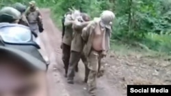 Кадр из видео жестокого обращения с украинскими военнопленными в Харьковской области