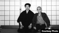Хаято Мацумото со своим дедом Сабуро Мацумото во время первого приезда в Японию. Фото из соцсетей Хаято Мацумото