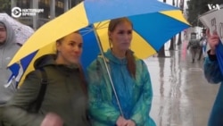 Украинка и россиянка стоят под желто-синим зонтом, протестуя против войны в Украине: это происходит в Лос-Анджелесе