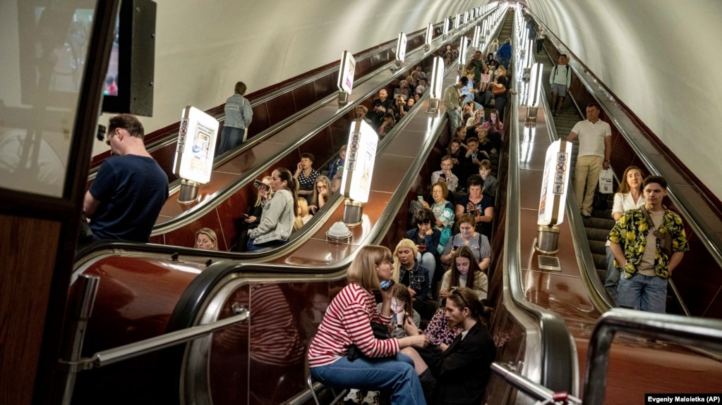 Люди укрываются на станции метро во время российской ракетной атаки в Киеве