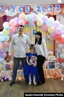 Артем Ковалев с женой и дочкой в Чечерске