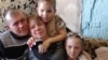 Андрей Деревцов с детьми и женой