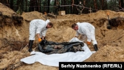 Эксгумация тела убитого под Изюмом, Харьковская область, сентябрь 2022 года