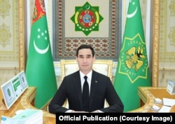 Фотография президента Бердымухамедова, опубликованная 7 марта. Герб Туркменистана над головой президента виден четко, а окружающая его ткань размыта