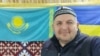 Пан Василь на фоне "Юрты несокрушимости" в Киеве